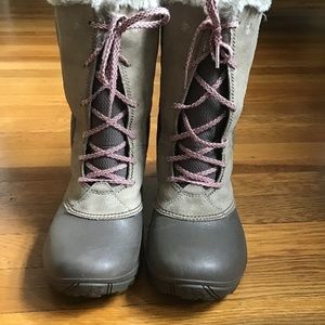 COLUMBIA GRAY WATERPROOF LACE UP BOOTS. 38.